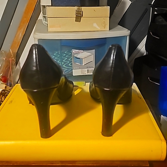 Apostrophe Designer Shoes, Sz 8, Black, Leather, Criss Cross Open Toe, 3.5" Heel - Picture 4 of 10